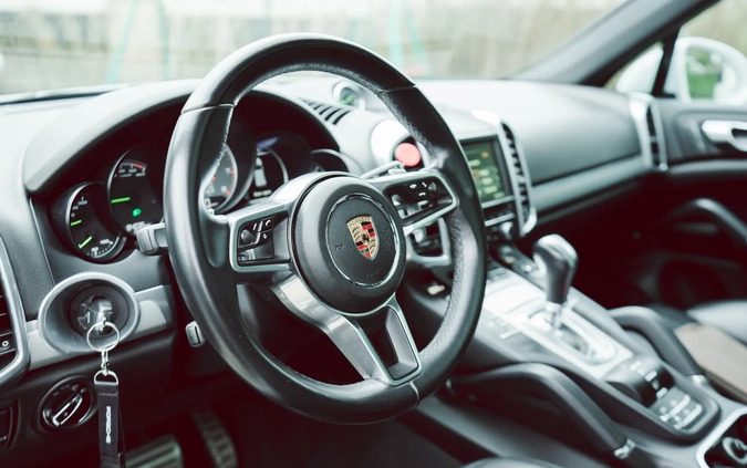 Porsche Cayenne cena 177900 przebieg: 83900, rok produkcji 2016 z Białystok małe 301